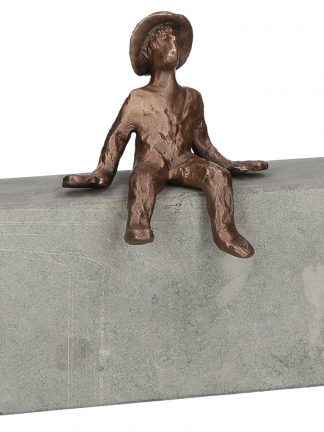 Betrachten - Bronzefigur auf Anröchter Blaustein