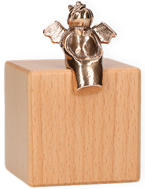 Bronzefigur Heiterer Himmelsbote auf Würfel aus Holz mit Wandaufhängung