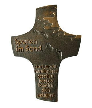 Bronzekreuz Spuren im Sand dunkel patiniert